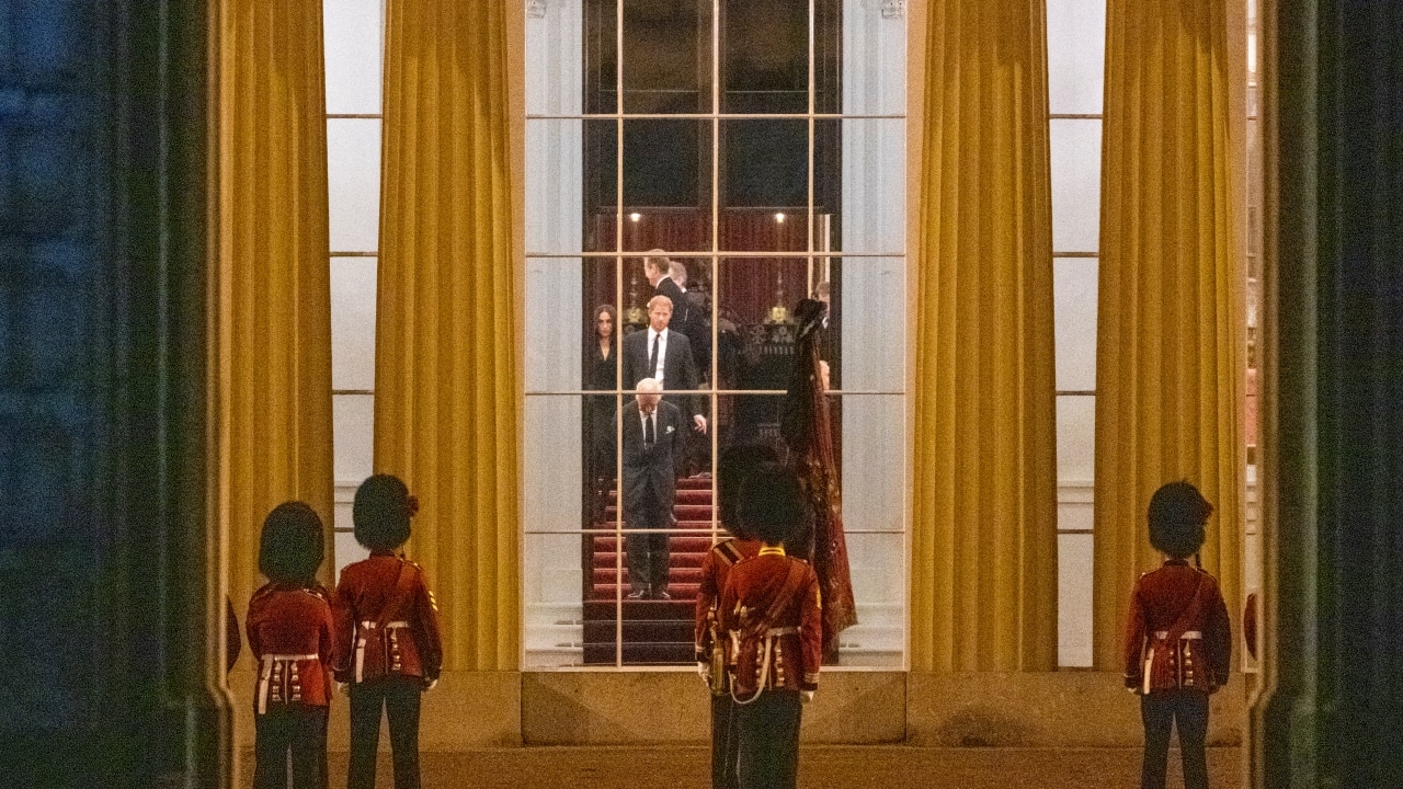 찰스 3세, 해리 왕자, 메건 마클이 2020년 이후 처음으로 궁전 문 뒤에 모였습니다.