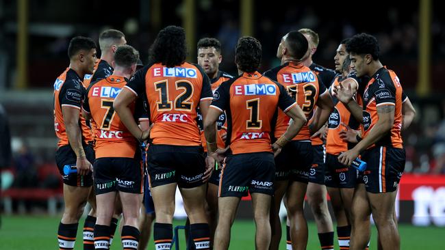 SYDNEY, AUSTRALIA - AUGUST 20: West Tigers players following a roosters try during the round 23 NRL match between the Sydney Roosters and the Wests Tigers at Sydney Cricket Ground, on August 20, 2022, in Sydney, Australia. (Photo by Scott Gardiner/Getty Images)