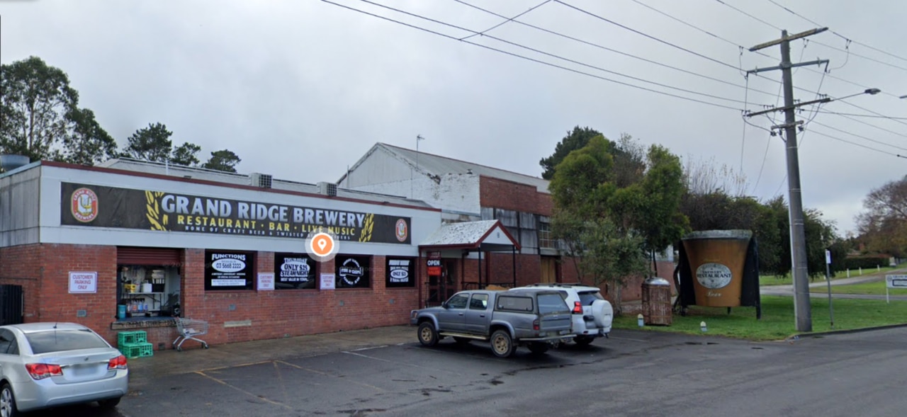 Speedster crashes into novelty beer mug in Mirboo North