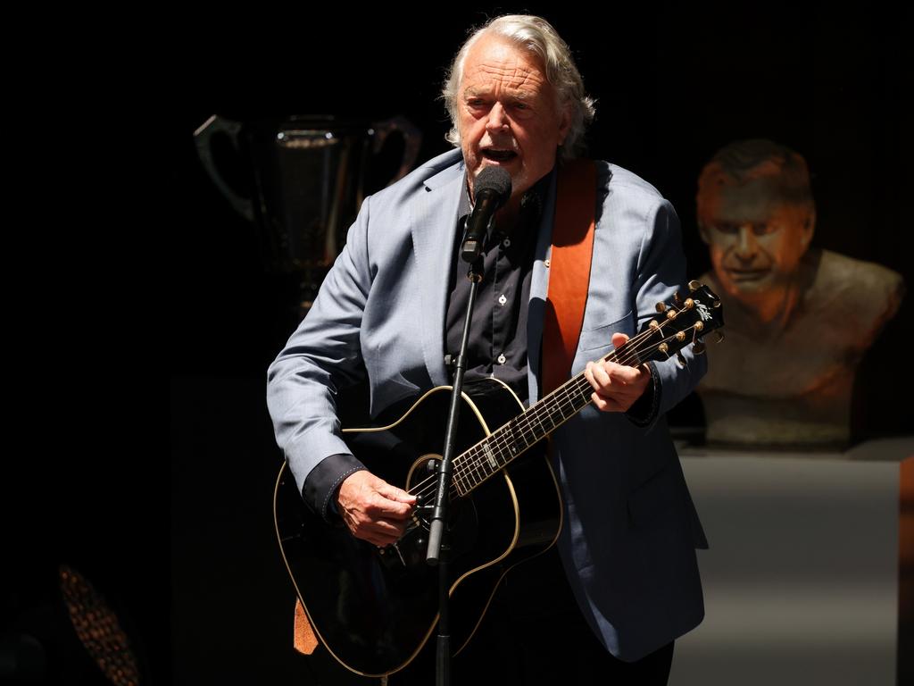 Mike Brady performs “Up There Cazaly” in honour of Ron Barassi (Photo by Asanka Ratnayake/Getty Images)