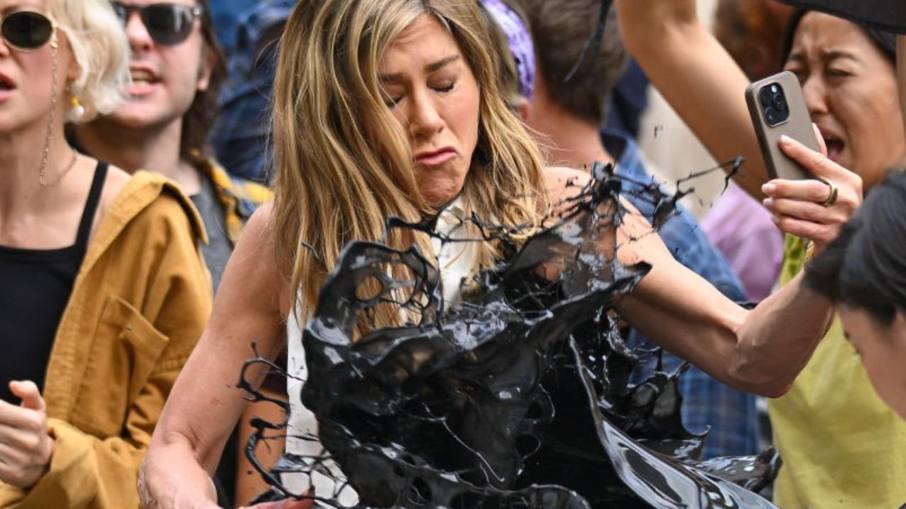 Oil thrown over Jennifer Aniston in New York
