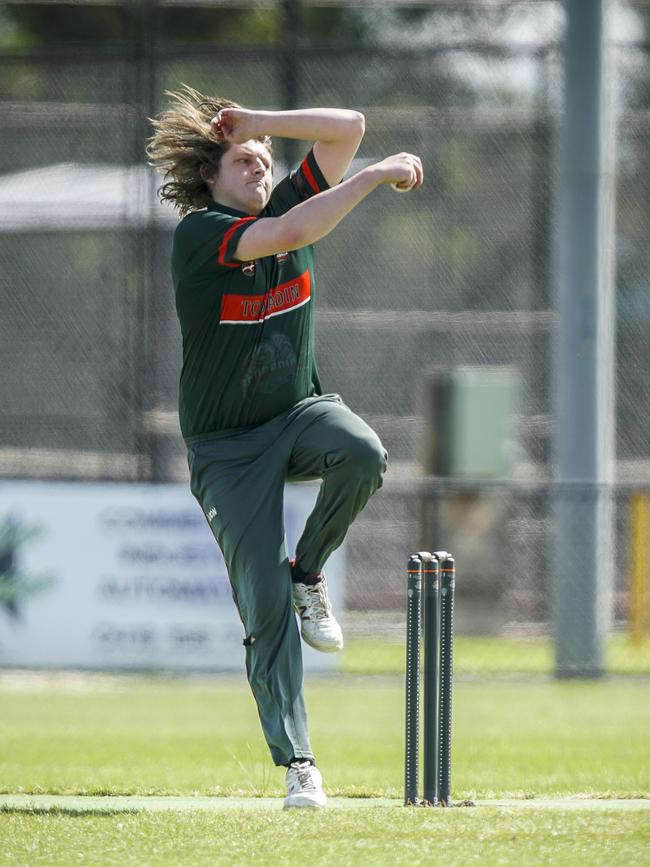 Bailey Lownds letting fly for Tooradin.