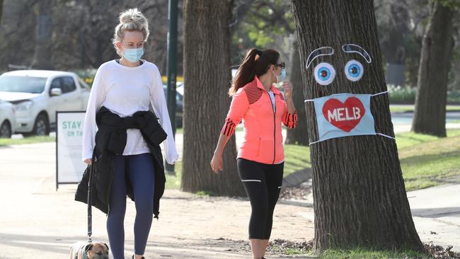 People wearing masks on the Tan during the COVID-19 lockdown in Melbourne. Picture: NCA NewsWire /David Crosling