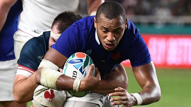 TOPSHOT - France's centre Gael Fickou (R) scores a try  during the Japan 2019 Rugby World Cup Pool C match between France and the United States at the Fukuoka Hakatanomori Stadium in Fukuoka on October 2, 2019. (Photo by FRANCK FIFE / AFP)