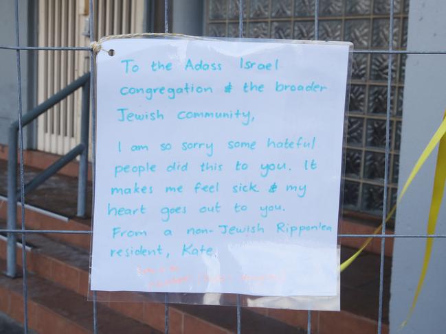 A note from a non-Jewish resident, condemning the ‘hateful people’ who attacked the synagogue. Picture: David Crosling