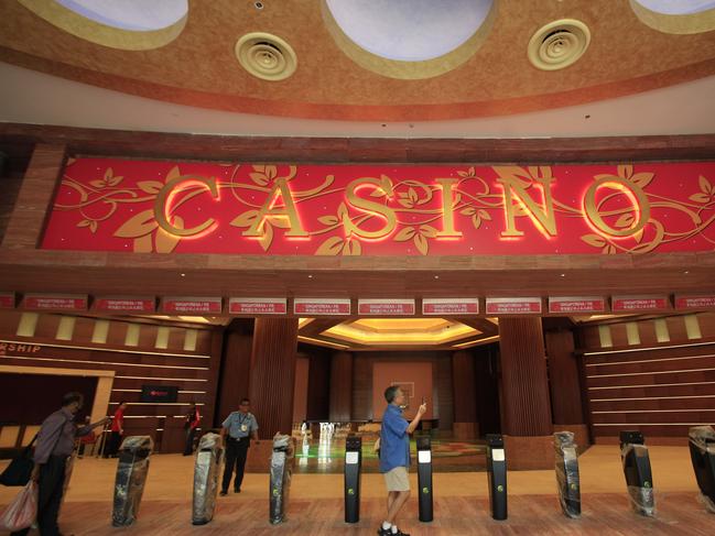Men walk past Singapore's first casino which is under renovation in Singapore on 20/01/2010. Singapore regulators announced on 06/02/2010, they issued Resorts World Sentosa a license to operate the city-state's first casino.