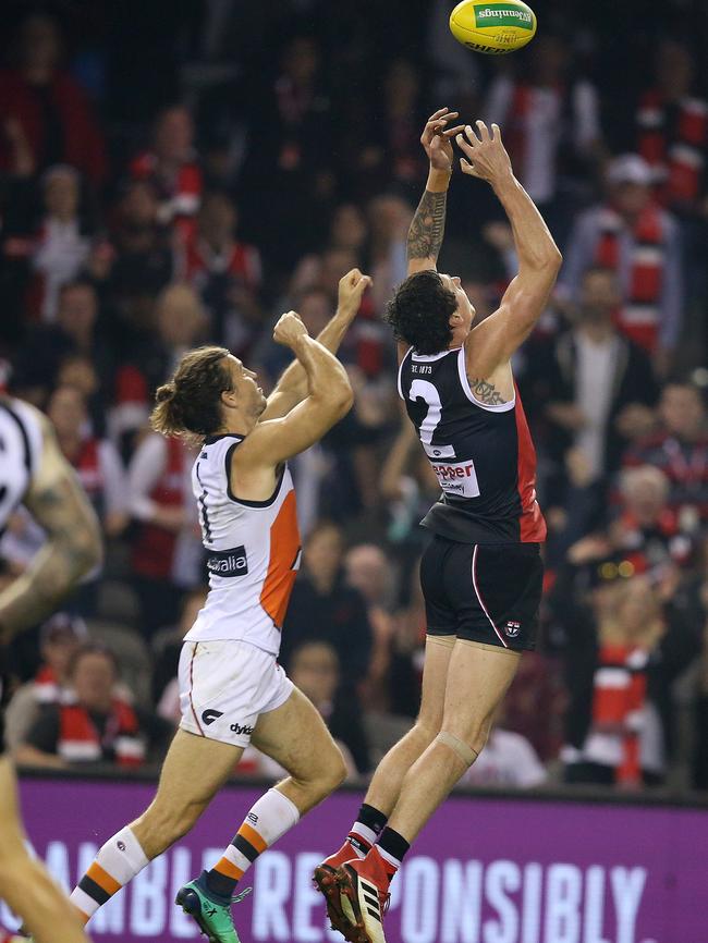 Jake Carlisle juggles a marking attempt in the dying seconds. Picture: Michael Klein