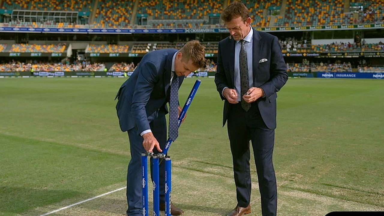 Mark Howard and Adam Gilchrist discuss the stumps.