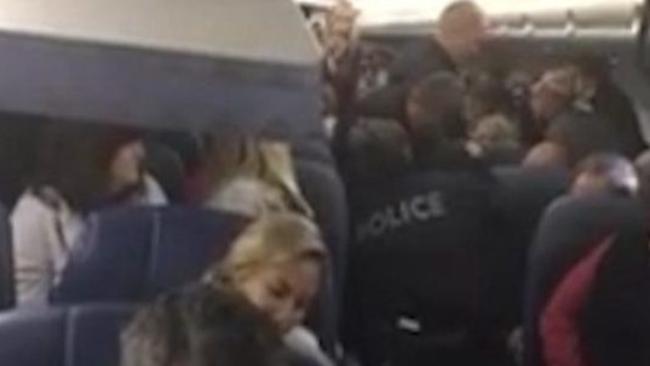 Delta: Passengers Applaud As Violent Couple Kicked Off Flight | VIDEO ...