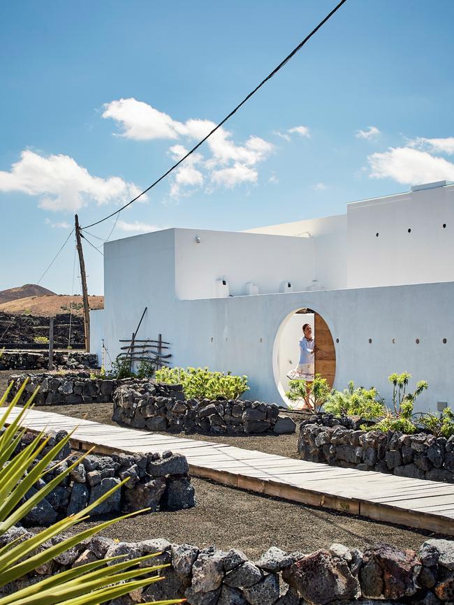 Buenavista Country Suites, surrounded by vineyards and lava: Photography: Sabrina Rothe.