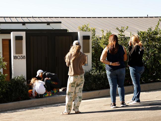 Fans pay their respects outside the house of actor Matthew Perry in Los Angeles. Picture: Michael Tran / AFP