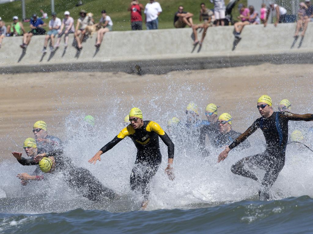 Start of the Men's Elite &amp; U23 Devonport Triathlon. PICTURE CHRIS KIDD