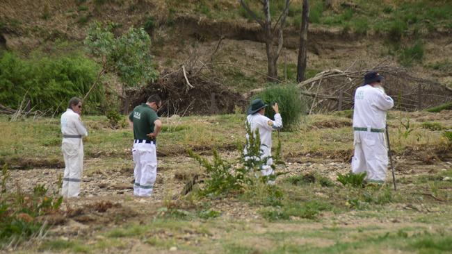 Police during a search for the remains of the murdered woman Lateesha Nolan at the riverbank near Butlers Falls, Dubbo, after a bone was found on 2016.