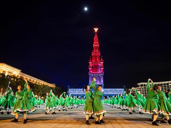 This picture taken on October 19, 2018 shows performers taking part in a mass square dance in Jiangyin city, near Wuxi, Jiangsu Province. (Photo by Johannes EISELE / AFP)