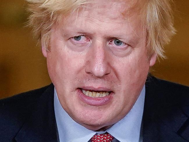 A handout image released by 10 Downing Street, shows Britain's Prime Minister Boris Johnson standing in front of the government's newest slogan "Stay Alert, Control the Virus, Save Lives" as he speaks during a remote press conference to update the nation on the COVID-19 pandemic, inside 10 Downing Street in central London on May 25, 2020. - British Prime Minister Boris Johnson's top aide Dominic Cummings defied calls to resign on Monday over allegations that he broke coronavirus rules and undermined the government's response to the health crisis. Cummings told reporters that he acted "reasonably and legally" when he drove across the country with his wife while she was suffering from the virus, despite official advice to stay at home. (Photo by Andrew PARSONS / 10 Downing Street / AFP) / RESTRICTED TO EDITORIAL USE - MANDATORY CREDIT "AFP PHOTO / 10 DOWNING STREET / Andrew Parsons " - NO MARKETING - NO ADVERTISING CAMPAIGNS - DISTRIBUTED AS A SERVICE TO CLIENTS