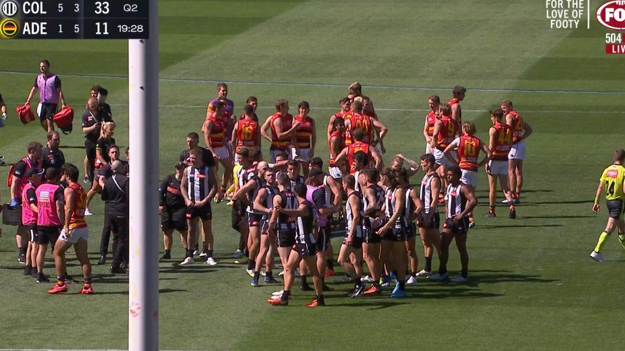 Players gather in middle as MCG evacuated
