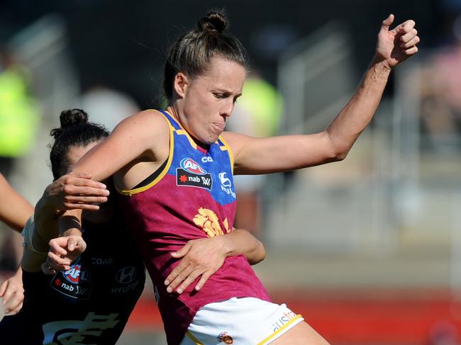 Emma Zielke of the Lions gets her kick out as she's tackled by Gabriella Pound of Carlton, during the Round 7 WAFL match between Carlton Blues and the Brisbane Lions at Ikon park in Melbourne, Sunday, March 19, 2017. (AAP Image/Joe Castro) NO ARCHIVING, EDITORIAL USE ONLY