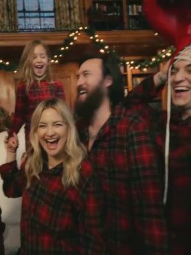 Hawn’s actress daughter Kate Hudson also appears in the ad with her partner and children.