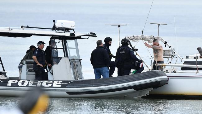 Police negotiating with Richards. Picture: Patrick Woods