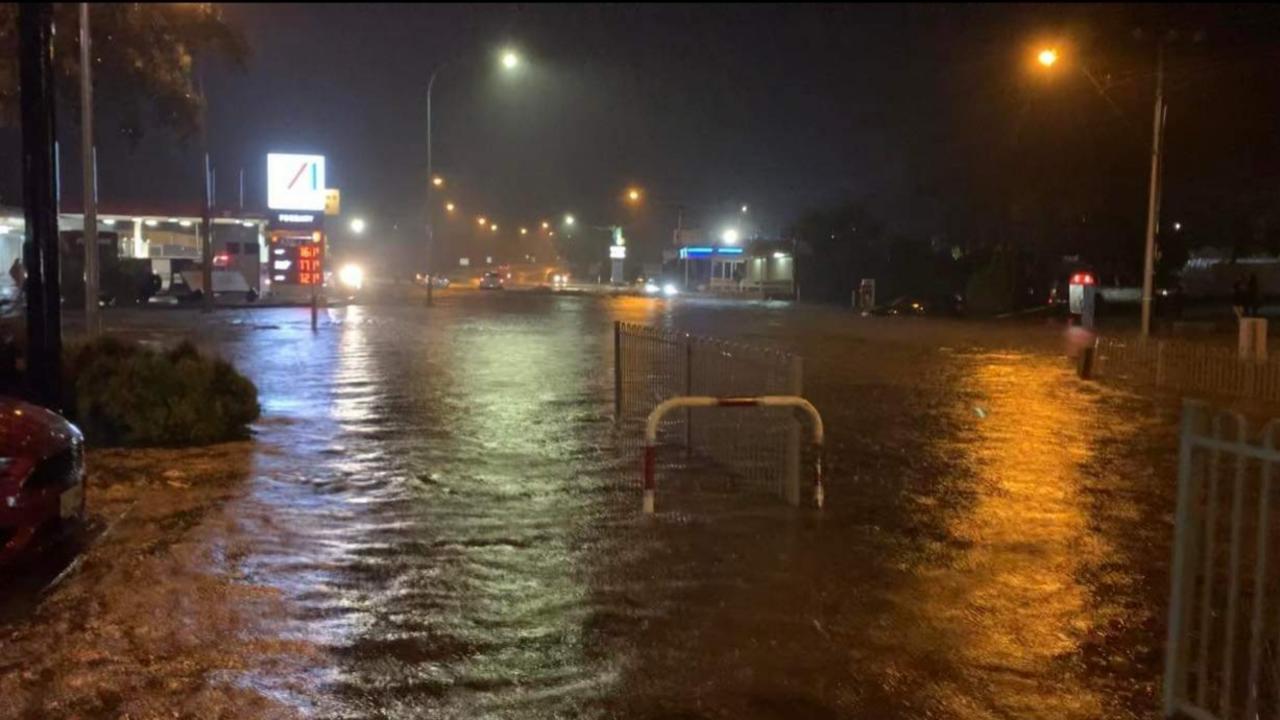 Northern SA dodges rainfall, SES flying travellers out of Coober Pedy ...