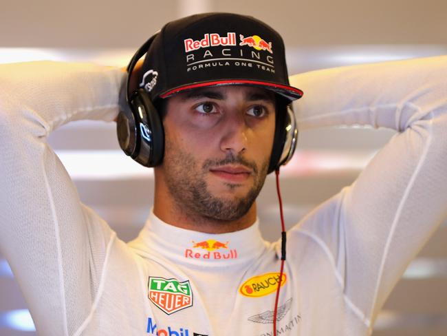 ABU DHABI, UNITED ARAB EMIRATES - NOVEMBER 26: Daniel Ricciardo of Australia and Red Bull Racing prepares to drive in the garage before the Abu Dhabi Formula One Grand Prix at Yas Marina Circuit on November 26, 2017 in Abu Dhabi, United Arab Emirates.  (Photo by Mark Thompson/Getty Images)