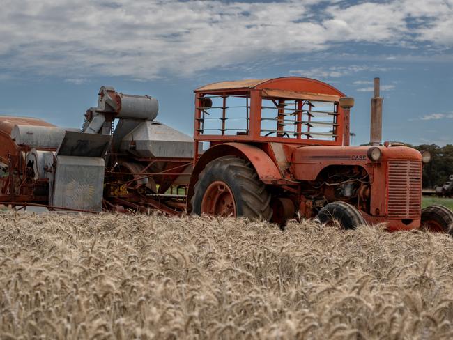 The LA Case tractor coupled to a 1950 Sunshine no.4 Header. Picture: Kerry McFarlane