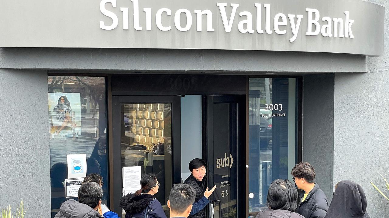 A worker tells people that the Silicon Valley Bank headquarters is closed on March 10, 2023. Picture: JUSTIN SULLIVAN / GETTY IMAGES NORTH AMERICA / Getty Images via AFP