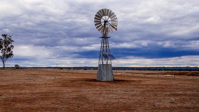 A solar-powered windmill stands in a drought-effected paddock as rain clouds move overhead on September 18, 2019 on the outskirts of Dubbo, Australia. Regional Australian towns are expected to run out of water as soon as November if drought conditions continue across New South Wales. Despite some small amounts of rainfall in recent days, without a significant downpour there are fears the Macquarie River will run dry, affecting supply to Dubbo, Cobar, Nyngan and Narromine. (Photo by David Gray/Getty Images)