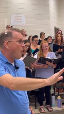 Former Students Reunite to Sing With Retiring Choir Teacher