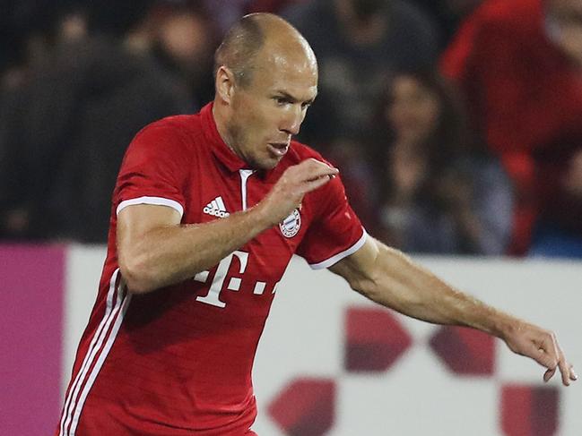 Bayern Munich's Arjen Robben controls the ball during his friendly football match against Belgium's KAS Eupen at the Aspire Academy in Doha on January 10, 2017. / AFP PHOTO / KARIM JAAFAR
