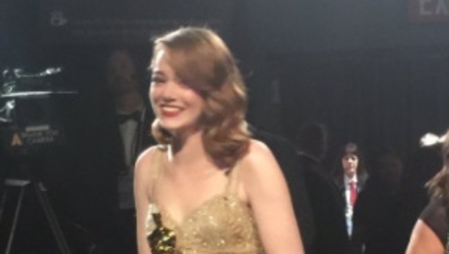 The deleted tweet, a candid backstage photo of Emma Stone.