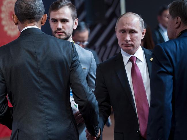 US President Barack Obama (L) and Russia's President Vladimir Putin (2nd-R) shake hands before an economic leaders meeting at the Asia-Pacific Economic Cooperation Summit at the Lima Convention Centre on November 20, 2016 in Lima. / AFP PHOTO / Brendan Smialowski