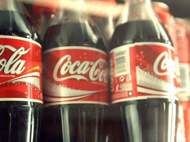 Coca-Cola cans and bottles are seen in a cooler at European Commission headquarters in Brussels, 19/10/2004.