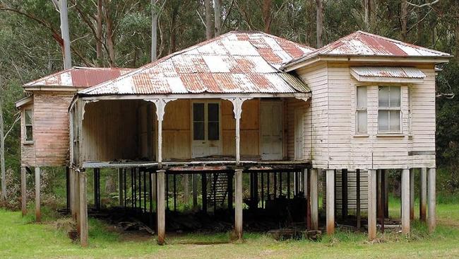 Abandoned house at queen Mary’s Falls in Killarney.