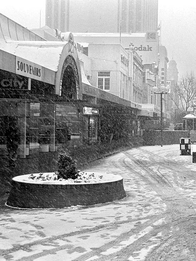 Historical Mercury Archives File picture Weather Snow Fall in Hobart 25/07/1986 snow to sea level when it snowed on the streets of Hobart, the biggest snowfall since 1921, Elizabeth Mall, Negative number T3954/32