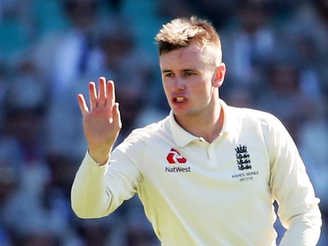 SYDNEY, AUSTRALIA - JANUARY 05:  Mason Crane of England gestures to fielders during day two of the Fifth Test match in the 2017/18 Ashes Series between Australia and England at Sydney Cricket Ground on January 5, 2018 in Sydney, Australia.  (Photo by Matt King/Getty Images)