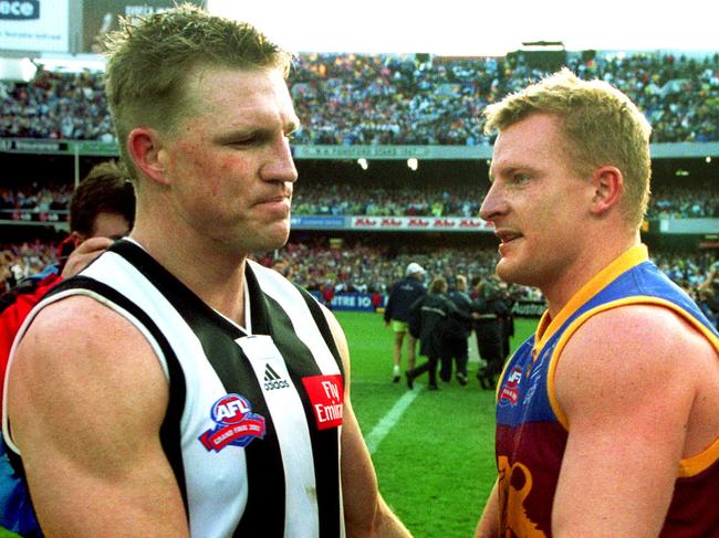 #### ALERT ALERT #### BEFORE REUSE OF THIS IMAGE CHECK CONTENT AND COPYRIGHT ISSUES WITH THE /PICTURE /DESK- 28 Sept 2002 Michael Voss shakes Nathan Buckley's hand. AFL Grand Final. Bris Lions vs Collingwood at MCG. profile sport