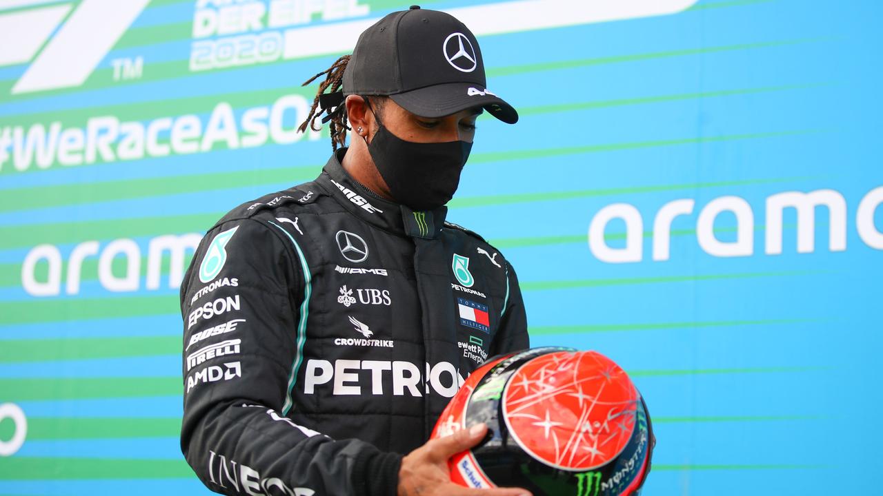 Lewis Hamilton holds the helmet of Michael Schumacher that was offered to him by Mick Schumacher on Sunday.