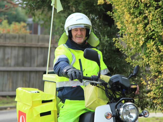 Postie Wayne Ladhams made sure Margaret of Colac got all her birthday cards before her 90th.