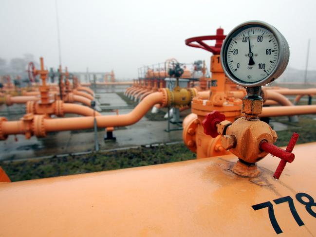 A pressure gauge shows the flow of natural gas from Russia along the Brotherhood natural gas pipeline as it comes up above ground in Vecses, Hungary, January 3, 2006. Photographer: Mark H. Milstein/Bloomberg News