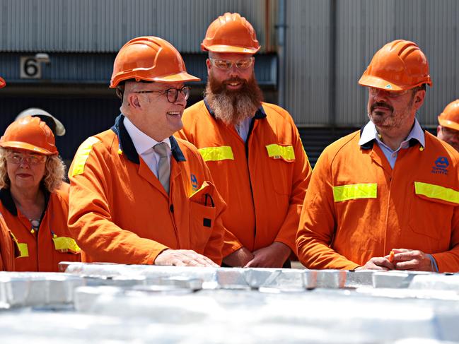 TOMAGO, AUSTRALIA, NewsWire Photos. JANUARY 20, 2024. Prime Minister Anthony Albanese speaking to workers at Tomago Aluminium. Picture: NewsWire/ Adam Yip