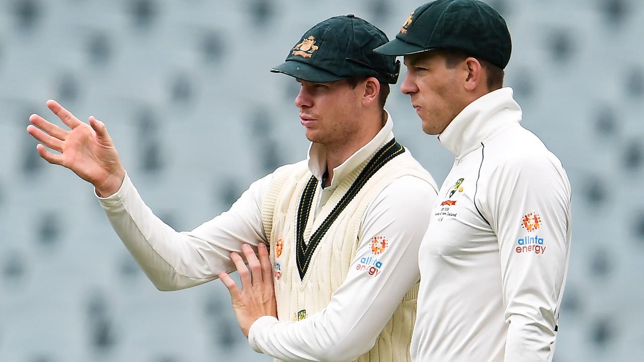 Australia's Steve Smith (L) speaks with captain Tim Paine (R) on the third day of the second cricket Test match against Pakistan in Adelaide on NDecember 1, 2019. (Photo by William WEST / AFP) / -- IMAGE RESTRICTED TO EDITORIAL USE - STRICTLY NO COMMERCIAL USE --