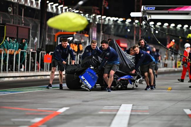 Crash: The Williams of Franco Colapinto is returned to the pitlane