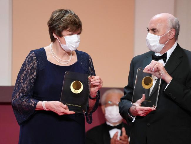 Katalin Kariko (L) and American physician-scientist Drew Weissman have won the Nobel Prize. (Photo by Eugene Hoshiko / POOL / AFP)