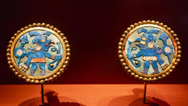 Earflares with mosaic bird-warriors of gold, massive turquoise, turquoise, sodalite, mother-of-pearl and Spondylus shell from the exhibition.