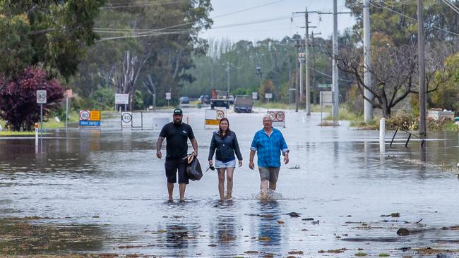 Friday 21st. Moama st.Echuca Floods begin inundating the homes on the wrong side of the Levy wall, with residents now pumping water from yards. Residents from east Echuca carrying out belongings before the water becomes to deep. Picture: Jason Edwards