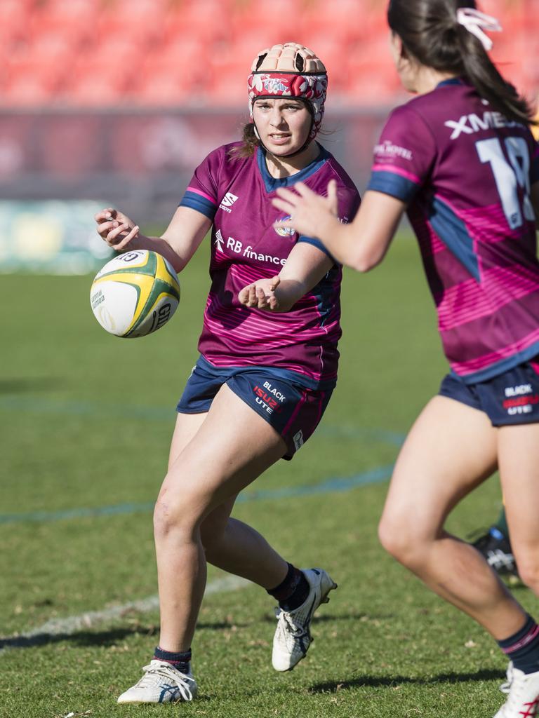 Taleah Acland (left) of Toowoomba Bears Womens 7s passes. Picture: Kevin Farmer