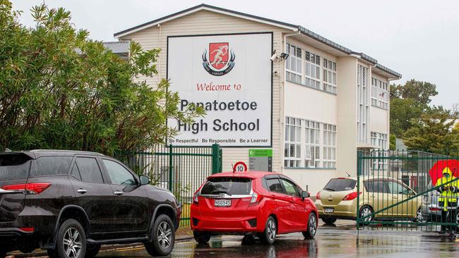 Motorists wait for a COVID-19 coronavirus test at Papatoetoe High School in Auckland. Picture: AFP.