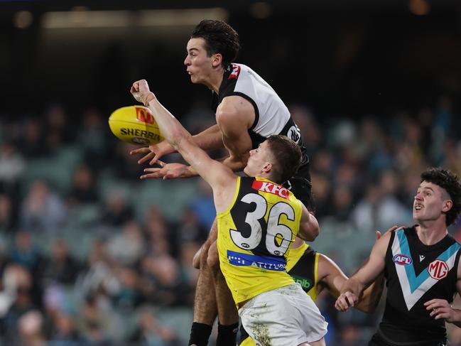 Connor Rozee exited the field with a hip complaint, Photo by James Elsby/AFL Photos via Getty Images.