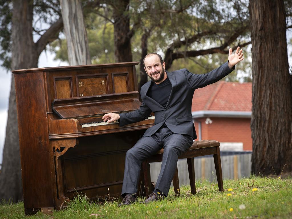 Kelvin Smith serenades Tasmanians during coronavirus with outdoor piano ...